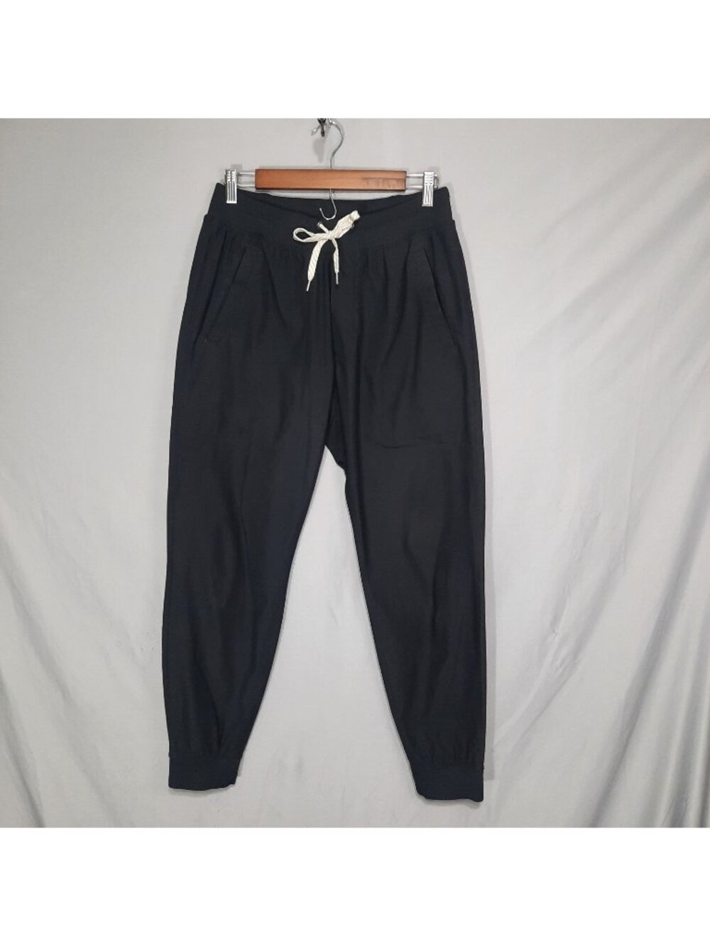 Vuori Meta Jogger Mens Medium Pants Black Athletic Hiking Casual Performance